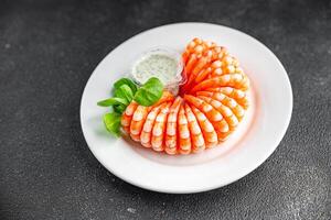 camarão pronto para comer fresco cozinhando Aperitivo refeição Comida lanche em a mesa cópia de espaço Comida fundo rústico foto