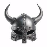 uma viking capacete com dois chifres, fez do metal com uma céltico nó Projeto por aí a inferior foto