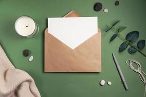 folha de papel em branco com fundo verde de envelope foto