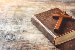 espiritualidade, religião e esperança conceito. piedosos Bíblia livro e Cruz. foto