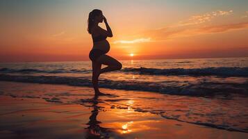 grávida mulher fazendo ioga dentro relaxamento em a de praia foto