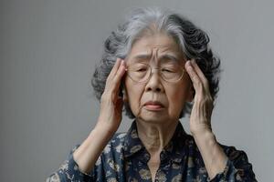 ásia mais velho mulher sofrimento tontura, vertigem, dor de cabeça, desmaio ataque ou estresse. foto