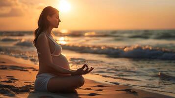 grávida mulher fazendo ioga dentro relaxamento em a de praia foto