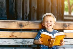 fofa pequeno Garoto lendo piedosos Bíblia livro às campo foto