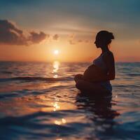 grávida mulher fazendo ioga dentro relaxamento em a de praia foto