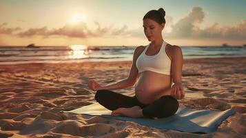 grávida mulher fazendo ioga dentro relaxamento em a de praia foto