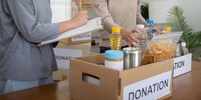 voluntário preparando livre alimentos rações para pobre pessoas. caridade dois mulher do a comunidade trabalhos junto. conceito do dando e humanitário ajuda foto