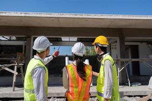 construção do engenheiro ou arquiteto encontro para projeto trabalhando com parceiro e Engenharia Ferramentas em construção e projeto dentro trabalhando local foto