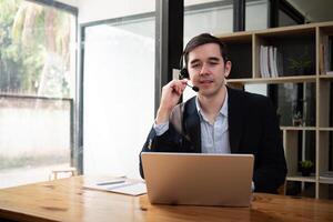 masculino cliente Apoio, suporte telefone operador com fone de ouvido trabalhando dentro ligar Centro. venda agente trabalhando dentro escritório foto