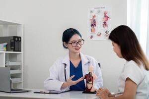 médico mulher com cuidados de saúde adendo e Apoio, suporte para resultados, exame e teste. especialista ou médico pessoas e consultando Senior paciente foto