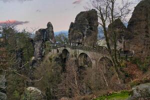 a bastei ponte dentro saxão Suíça. irregular rochas, vendo plataforma para Elba. foto