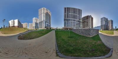 hdri panorama 360 perto arranha-céu multistory edifícios do residencial trimestre complexo dentro cheio equirretangular desatado esférico projeção foto