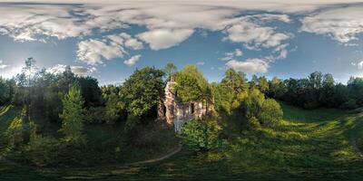 aéreo cheio desatado esférico hdri 360 panorama dentro arruinado abandonado Igreja com arcos sem cobertura dentro equirretangular projeção com zênite e nadir, pronto para vr virtual realidade conteúdo foto