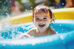 verão respingo - criança tendo Diversão natação dentro inflável piscina foto