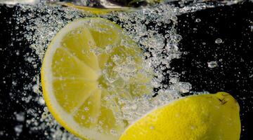 embaixo da agua do recentemente espremido adoçado limonada frio refrescante beber foto