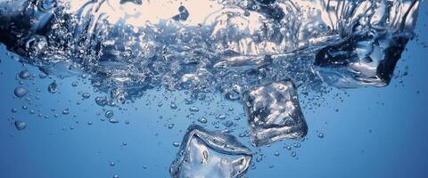 água espirrando e gelo cubo. gelo espirrando para dentro uma vidro do água. embaixo da agua derramando gelo cubos queda para dentro Claro rega fundo. refrescante calafrio bebendo. gelados dentro uma vidro com azul fundo foto