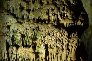 a caverna é cársico, surpreendente Visão do estalactites e estalagnites iluminado de brilhante luz, uma lindo natural atração dentro uma turista lugar. foto