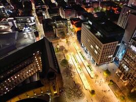 aéreo noite Visão do iluminado central Manchester cidade e centro da cidade edifícios, Inglaterra Unidos reino. pode 4º, 2024 foto