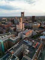 aéreo Visão do maior Manchester cidade Centro e alta edifícios durante dourado hora do pôr do sol. Inglaterra Reino Unido. pode 5 ª, 2024 foto