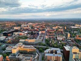 aéreo Visão do maior Manchester cidade Centro e alta edifícios durante dourado hora do pôr do sol. Inglaterra Reino Unido. pode 5 ª, 2024 foto