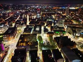 aéreo noite Visão do iluminado central Manchester cidade e centro da cidade edifícios, Inglaterra Unidos reino. pode 4º, 2024 foto