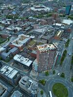 lindo aéreo Visão do Sheffield cidade Centro às somente depois de pôr do sol. Inglaterra Unidos reino. abril 29, 2024 foto