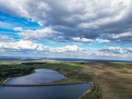 Alto ângulo Visão do a maioria lindo britânico panorama às redmire água reservatórios sobre colinas do Sheffield cidade do Inglaterra Unidos reino, abril 30, 2024 foto