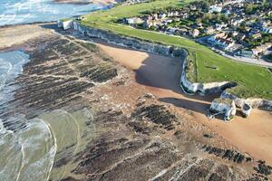 Alto ângulo Visão do botânica baía de praia e mar Visão durante pôr do sol às escadaria Kent, Inglaterra Reino Unido. abril 21, 2024 foto