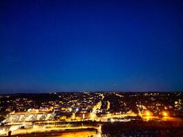 aéreo Visão do iluminado britânico cidade do Inglaterra durante noite foto