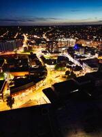 aéreo Visão do iluminado britânico cidade do Inglaterra durante noite foto
