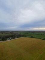 Alto ângulo Visão do britânico campo panorama perto rúgbi cidade do Inglaterra Unidos reino. abril 8º, 2024 foto