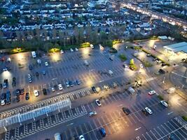 aéreo noite Visão do iluminado Borehamwood central Londres cidade do Inglaterra Unidos reino, abril 4º, 2024 foto