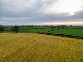 aéreo Visão do a maioria lindo campo Vila perto rúgbi cidade do Inglaterra Reino Unido. abril 8º, 2024 foto
