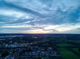 Alto ângulo Visão do Harefield Cidade Londres, uxbridge, Inglaterra. Unidos reino durante pôr do sol. abril 3º, 2024 foto