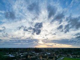 Alto ângulo Visão do Harefield Cidade Londres, uxbridge, Inglaterra. Unidos reino durante pôr do sol. abril 3º, 2024 foto