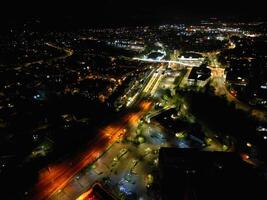 aéreo noite Visão do iluminado central Aylesbury Cidade do Inglaterra Unidos reino. abril 1º, 2024 foto