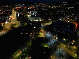 aéreo noite Visão do iluminado central Aylesbury Cidade do Inglaterra Unidos reino. abril 1º, 2024 foto