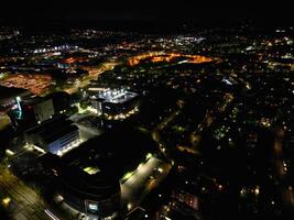 aéreo noite Visão do iluminado central Aylesbury Cidade do Inglaterra Unidos reino. abril 1º, 2024 foto