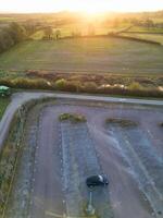 aéreo Visão do britânico campo panorama perto Oxford cidade, Oxfordshire, Inglaterra Reino Unido durante nascer do sol manhã. marcha 23, 2024 foto