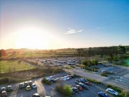 Alto ângulo Visão do parque e passeio ônibus estação às colina espinhosa Oxfordshire Inglaterra Unidos reino durante nascer do sol. marcha 23, 2024 foto