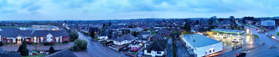 Alto ângulo panorâmico Visão do luton cidade durante nublado e chuvoso pôr do sol. Luton, Inglaterra Reino Unido. marcha 26º, 2024 foto