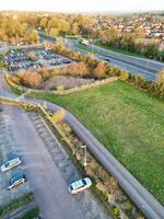 Alto ângulo Visão do parque e passeio ônibus estação às colina espinhosa Oxfordshire Inglaterra Unidos reino durante nascer do sol. marcha 23, 2024 foto