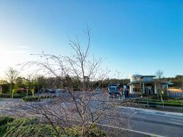 Alto ângulo Visão do parque e passeio ônibus estação às colina espinhosa Oxfordshire Inglaterra Unidos reino durante nascer do sol. marcha 23, 2024 foto