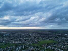 aéreo Visão do residencial Estado às luton cidade do Inglaterra durante pôr do sol. Unidos reino. marcha 17, 2024 foto