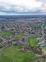 aéreo Visão do residencial Estado às luton cidade do Inglaterra durante pôr do sol. Unidos reino. marcha 17, 2024 foto