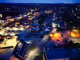 Alto ângulo Visão do iluminado central harpenden Cidade do Inglaterra durante noite. Unidos reino. marcha 16, 2024 foto