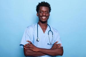 retrato de homem enfermeiro vestindo uniforme e estetoscópio foto