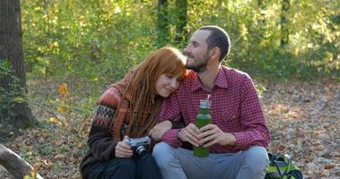 casal de viajantes na floresta de outono foto