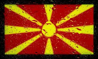gotas de água no fundo da bandeira da Macedônia. profundidade superficial de campo. foco seletivo. tonificado. foto