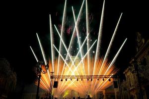 fogos de artifício em frente ao adro da basílica de san sebastiano, palazzolo acreide. foto